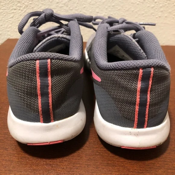 Girls Nike tennis shoes gray with pink size 4Y - Picture 2 of 4